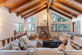 The Pinecrest Retreat- 10 mins to NorthStar! Hot Tub, Large Deck, Views, and Games